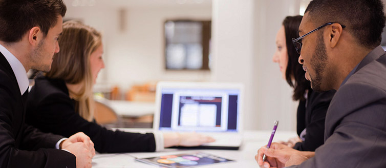 Etudiants en groupe de travail IONIS STM