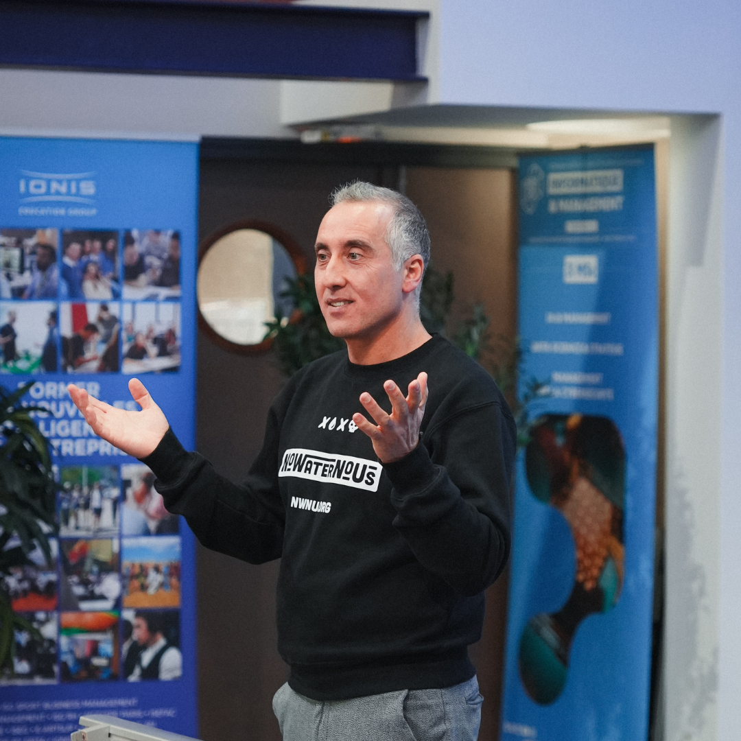 Intervenant professionnel échangeant avec des étudiants lors d’un Café Carrière ou Career Booster à Ionis-STM