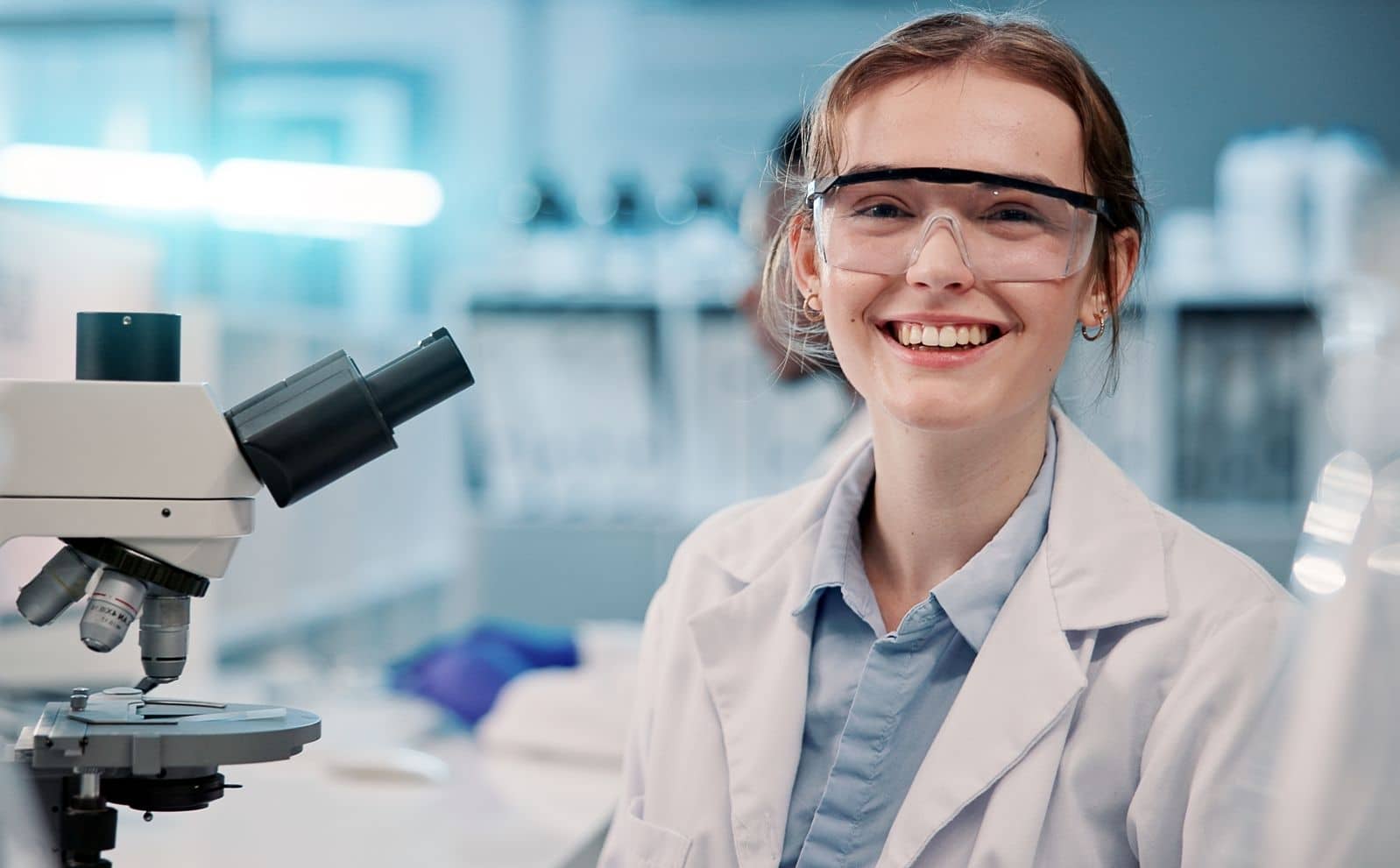 Experte en qualité et biotechnologies travaillant sur microscope dans un laboratoire de recherche