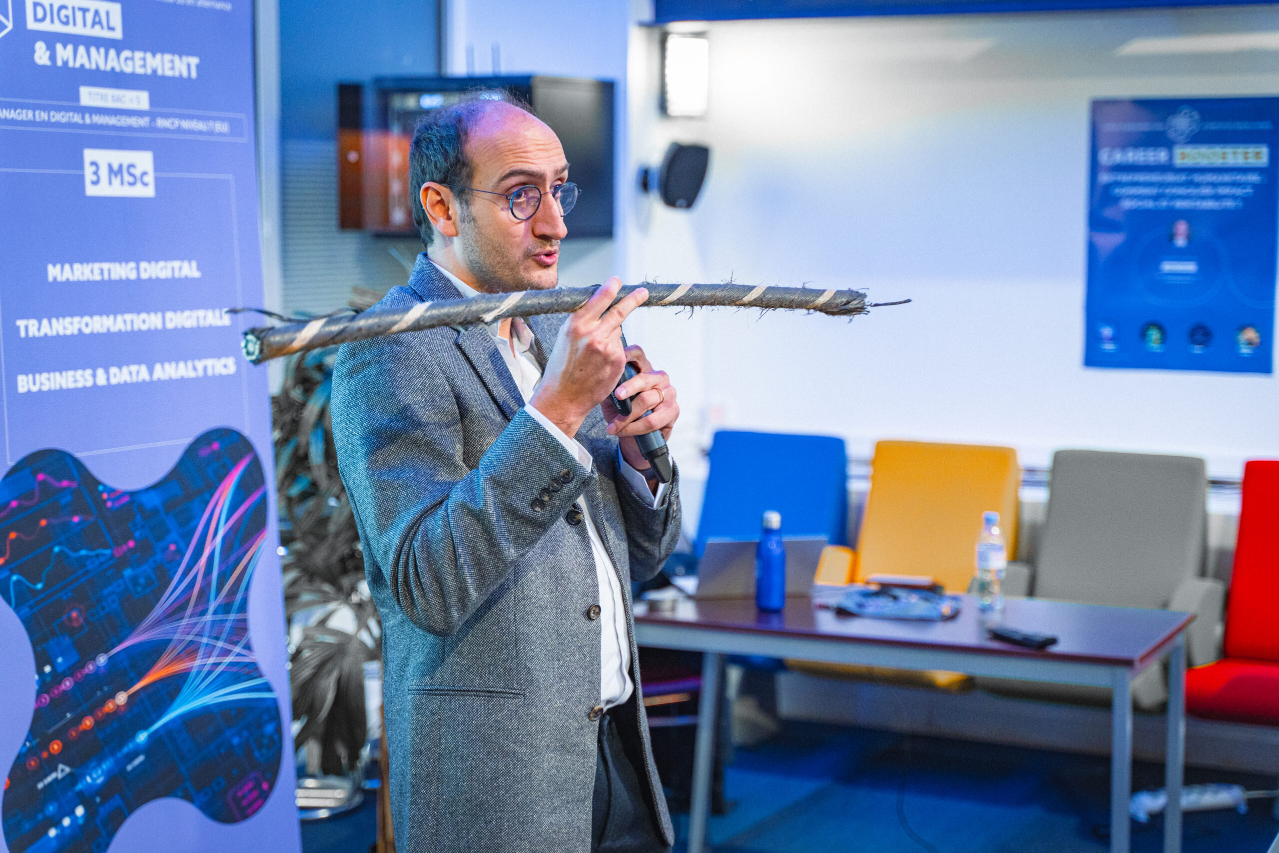 Conférence sur la green tech et les enjeux de sécurité animée par FOSINA devant des étudiants