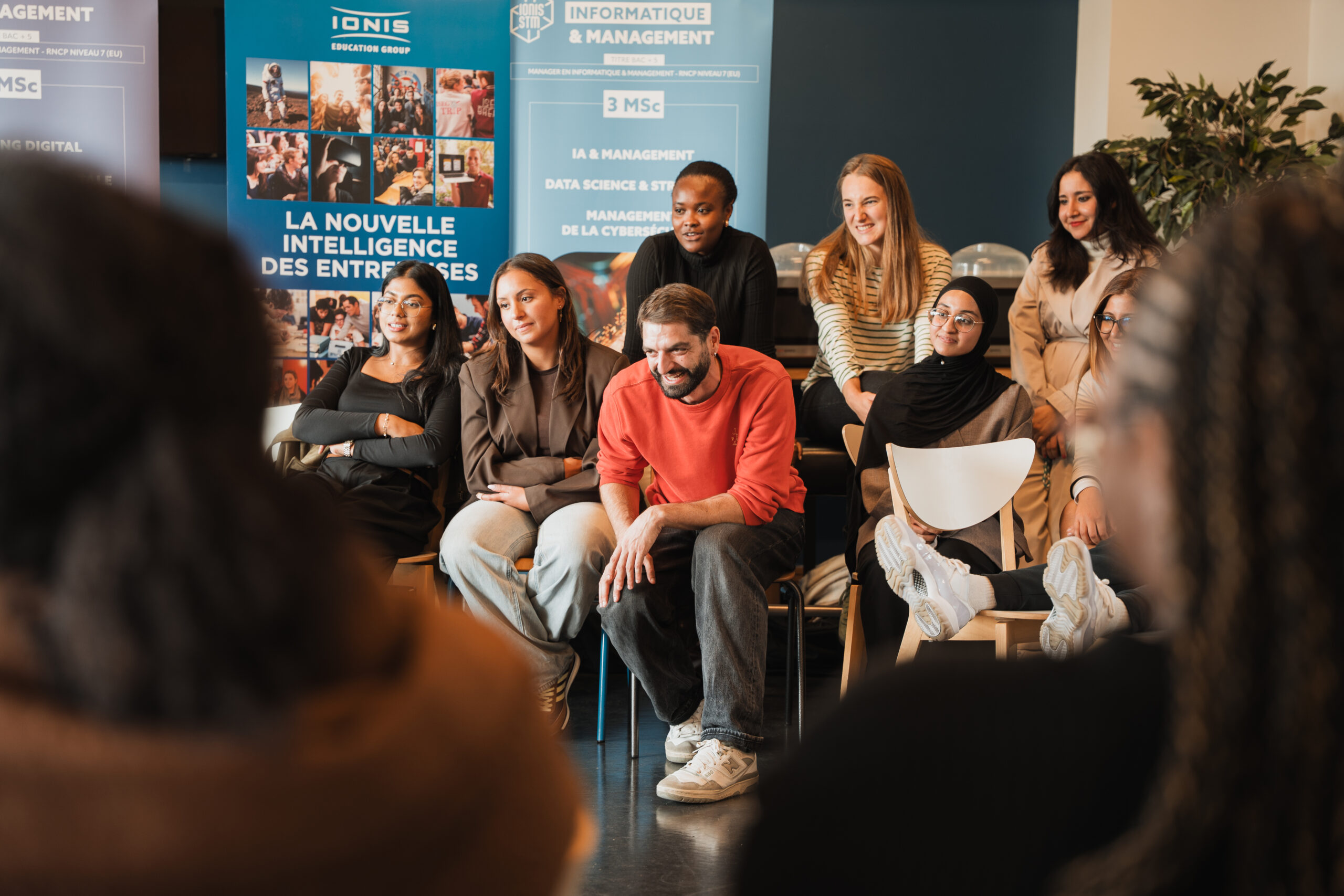 Étudiants participant à un atelier de théâtre et improvisation pour développer spontanéité et créativité