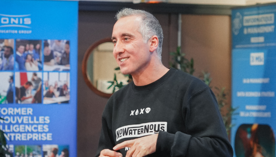 Malek Semar, fondateur de No Water No Us, intervenant auprès des étudiants Ionis-STM