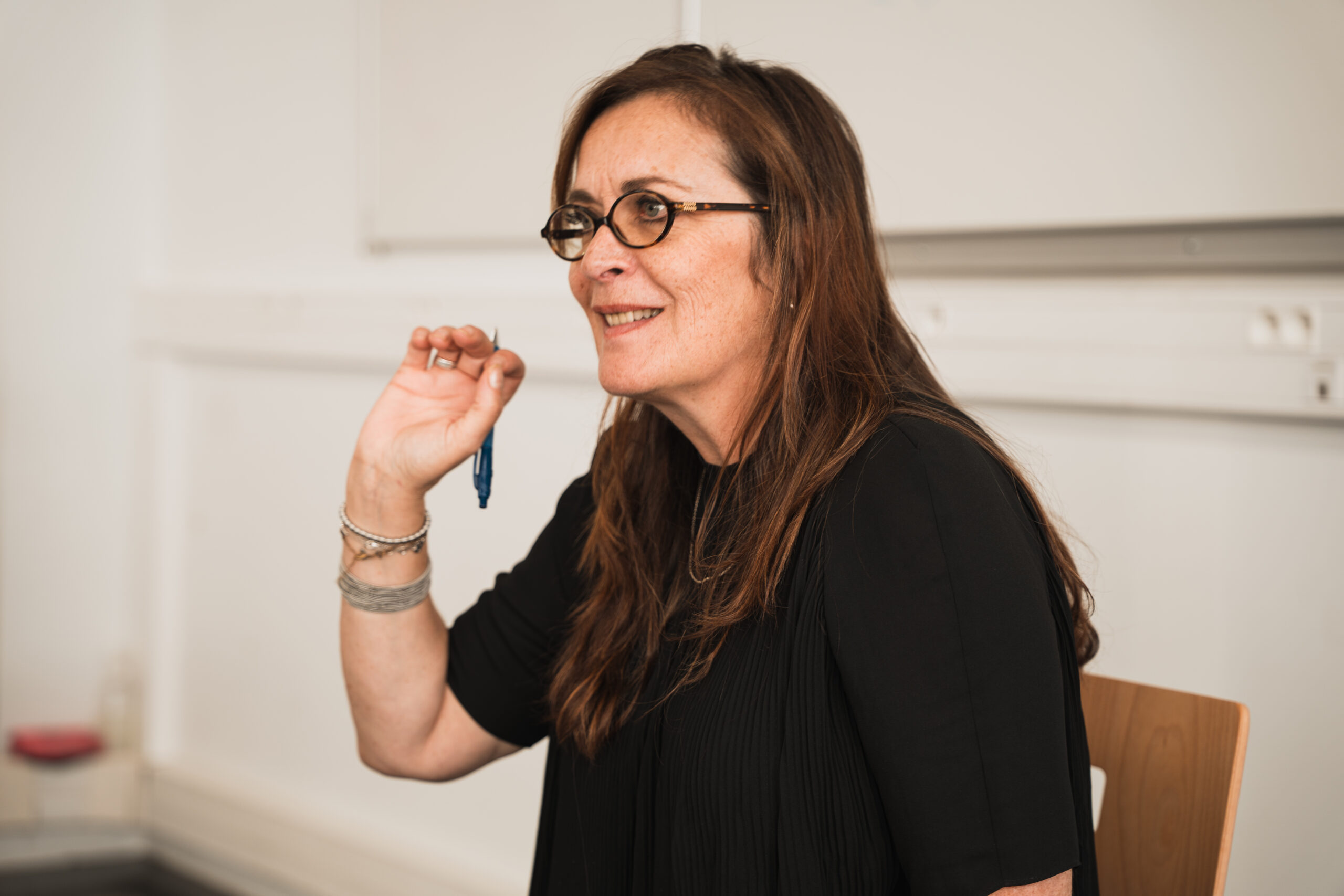 Intervenante accompagnant des étudiants dans un atelier de communication orale et expression professionnelle