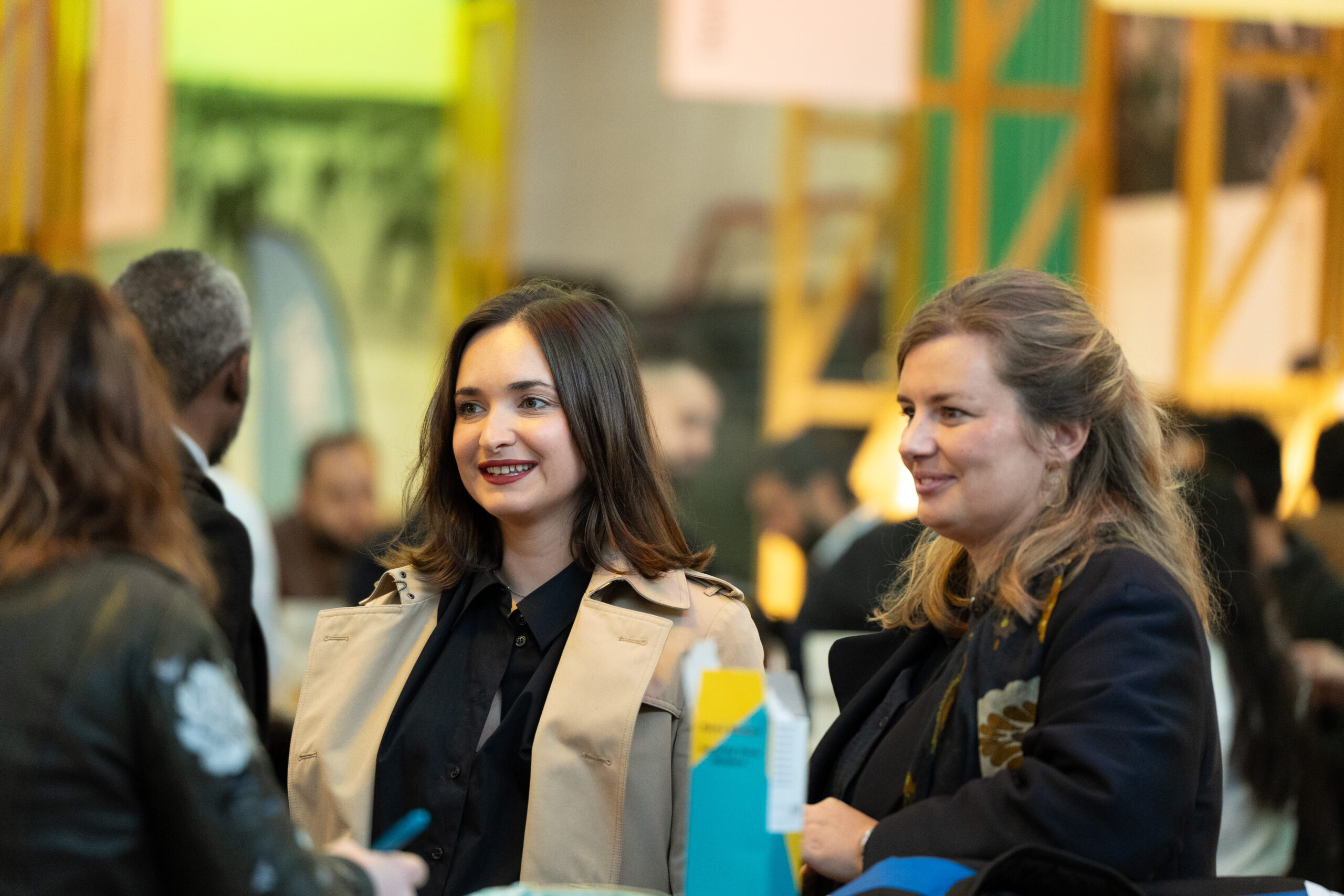 Groupe d’alumni Ionis-STM discutant sur une terrasse lors d’un événement de l’école.