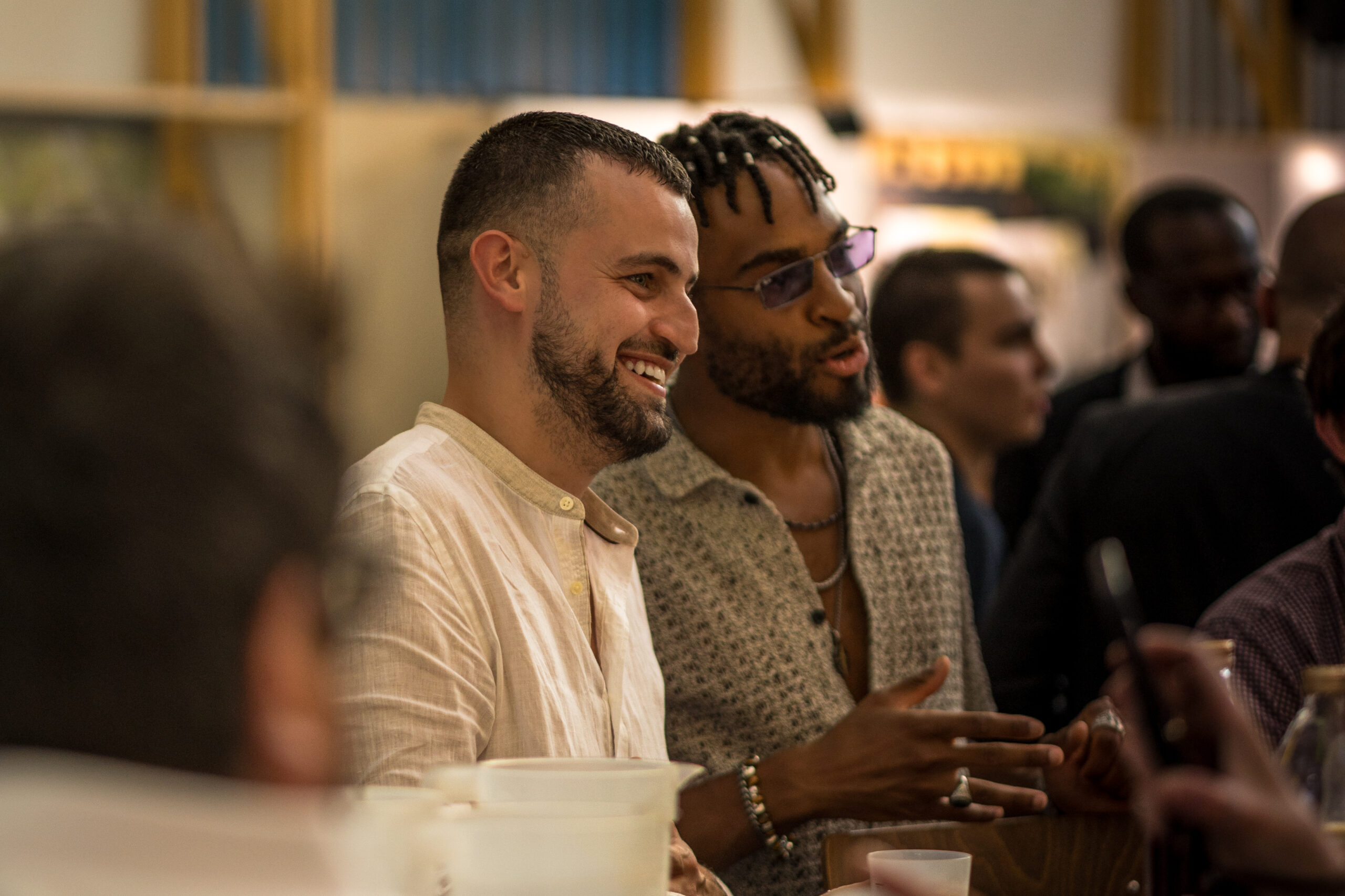 Alumni Ionis-STM discutant lors d’un moment convivial pendant un événement réseau.