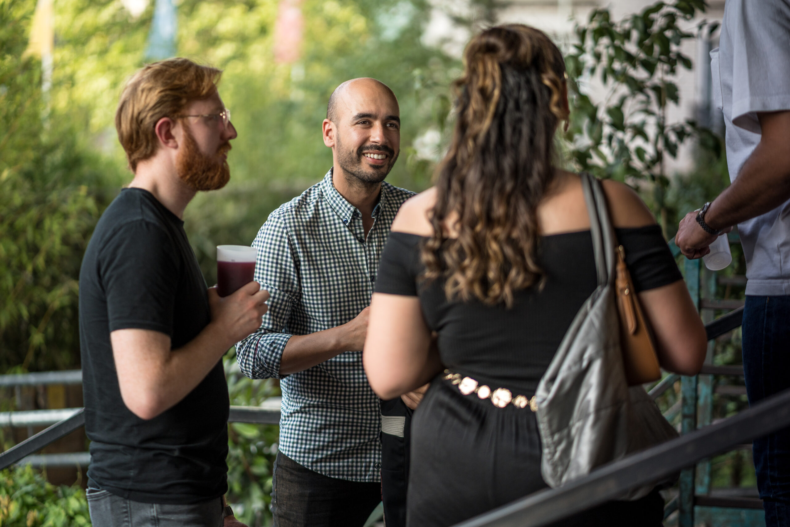 Participants échangeant lors d’un cocktail networking de la communauté Ionis-STM.
