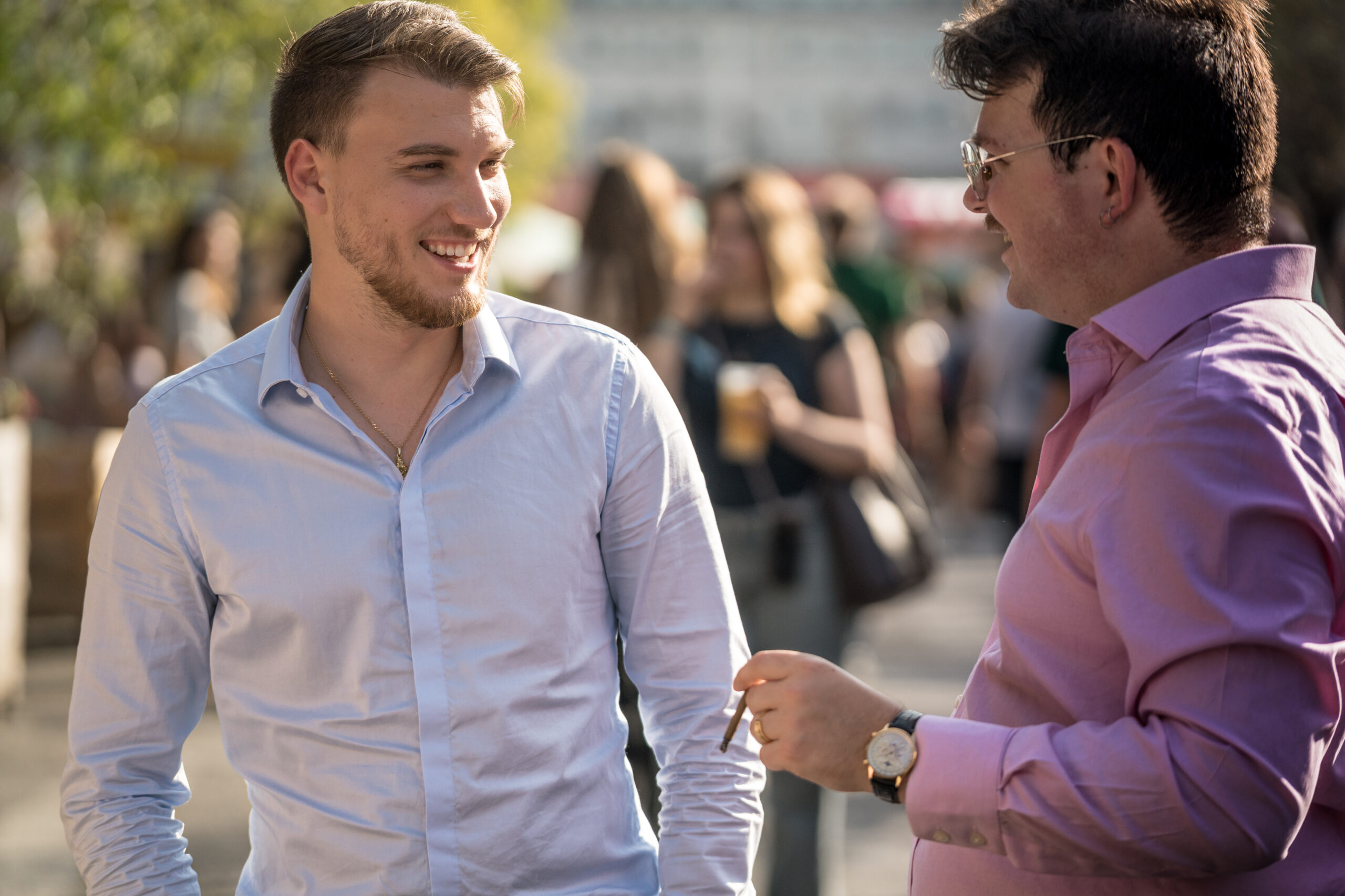 Deux participants échangeant lors d’un événement alumni Ionis-STM en extérieur.