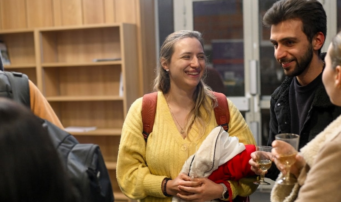 Étudiants Ionis-STM échangeant lors d’un afterwork organisé sur le campus
