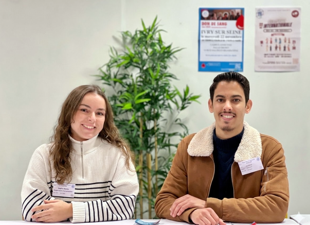 Étudiants bénévoles participant à l’organisation de la collecte de sang sur le campus