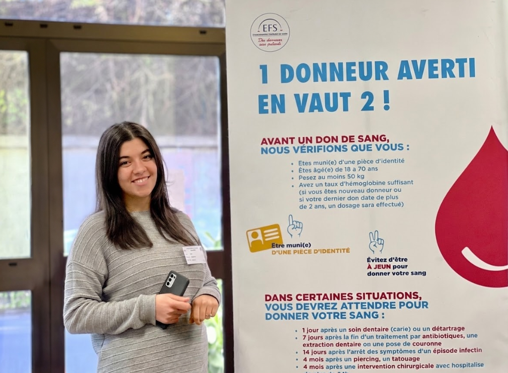 Étudiante participant à la collecte de sang organisée avec l’EFS sur le campus Ionis-STM