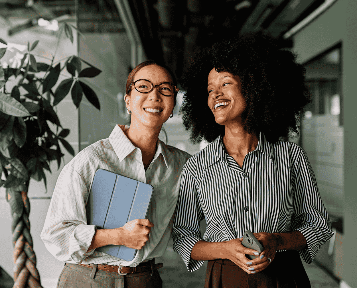 Étudiantes discutant sur un campus illustrant les écoles partenaires de Ionis-STM