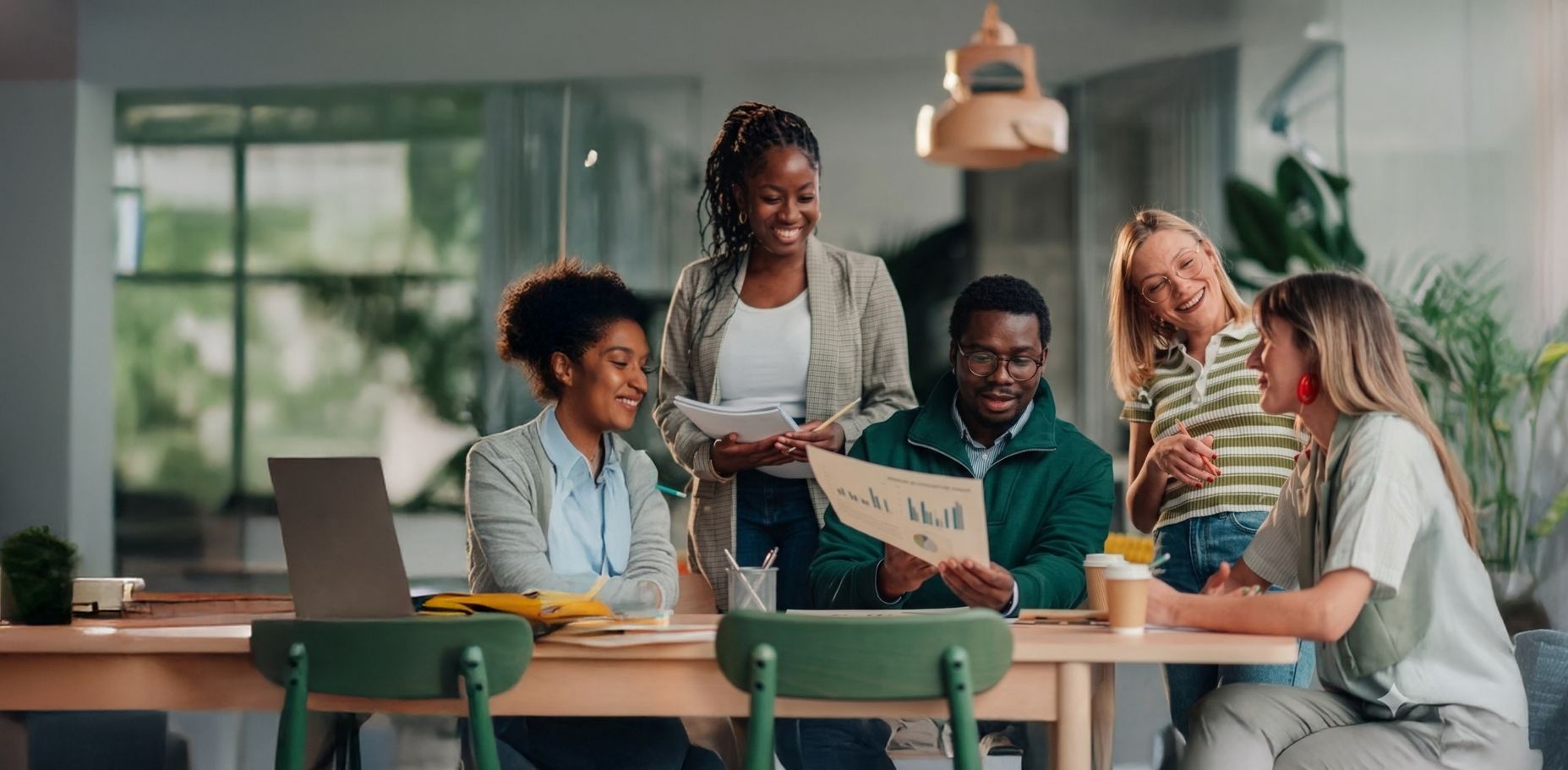 Étudiants travaillant ensemble sur un projet et analysant des documents dans le cadre de la pédagogie par projet Ionis