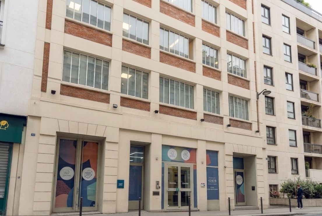 Entrée principale du campus de Ionis-STM à Paris, bâtiment principal avec salles de cours, direction, rooftop et services admissions