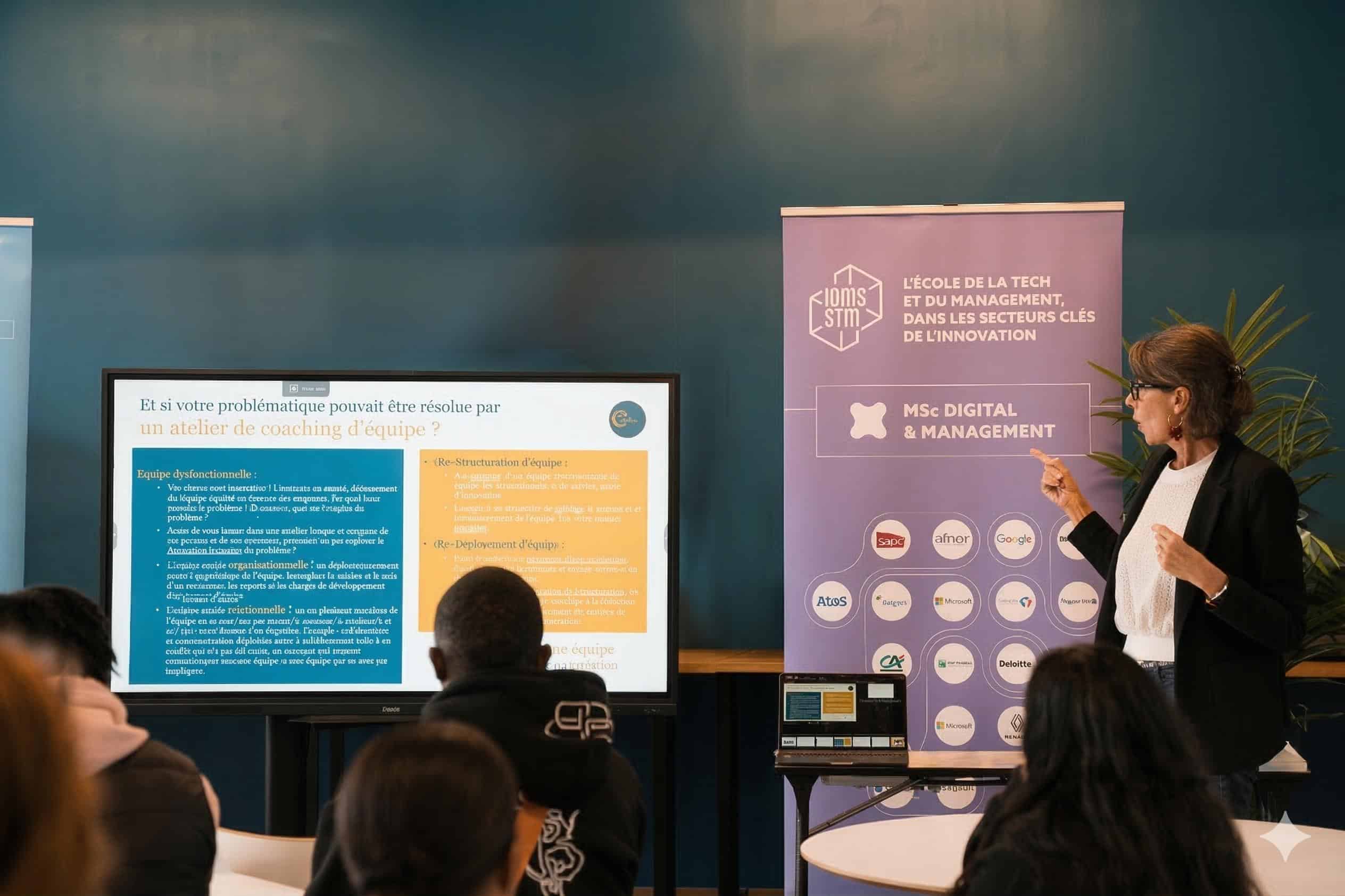 Étudiants participant à un atelier de design thinking avec Peugeot Citroën pour résoudre des problématiques d’innovation