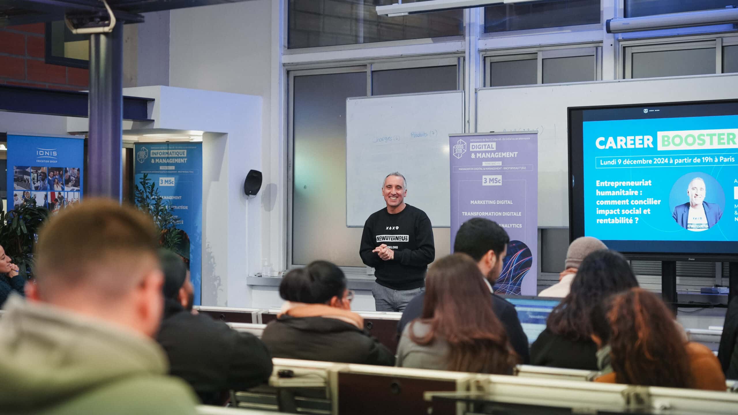 Conférence sur l’entrepreneuriat humanitaire animée par No Water No Us auprès d’étudiants