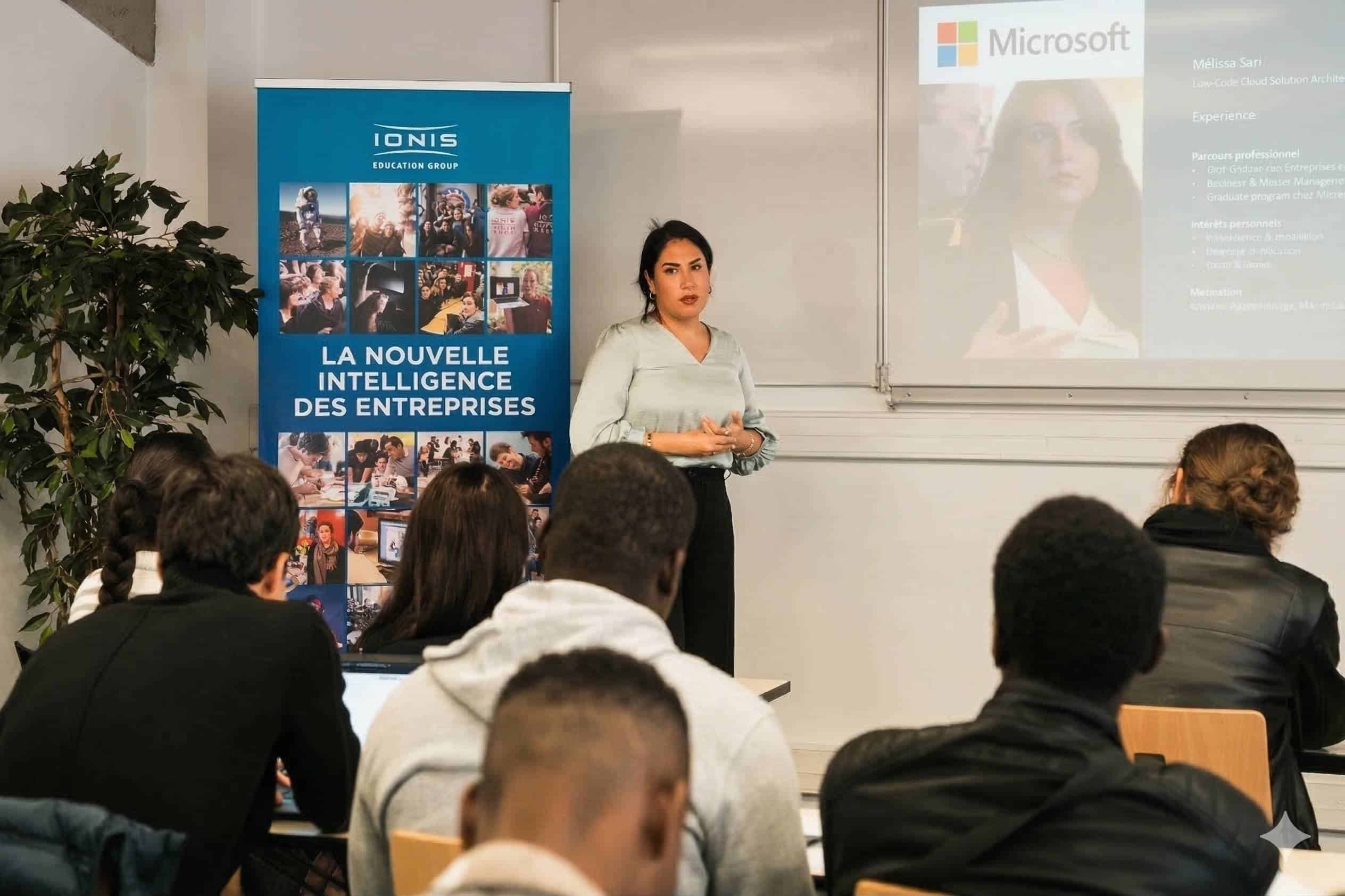 Intervenante professionnelle animant une conférence sur l’intelligence artificielle et les chatbots avec Microsoft devant des étudiants Ionis-STM
