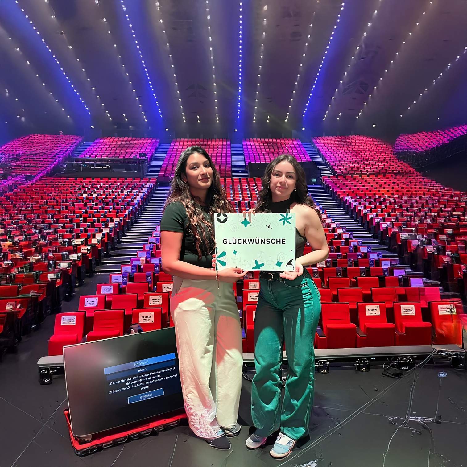 Étudiantes participant à l’organisation de la cérémonie de remise des titres Ionis au Palais des Congrès