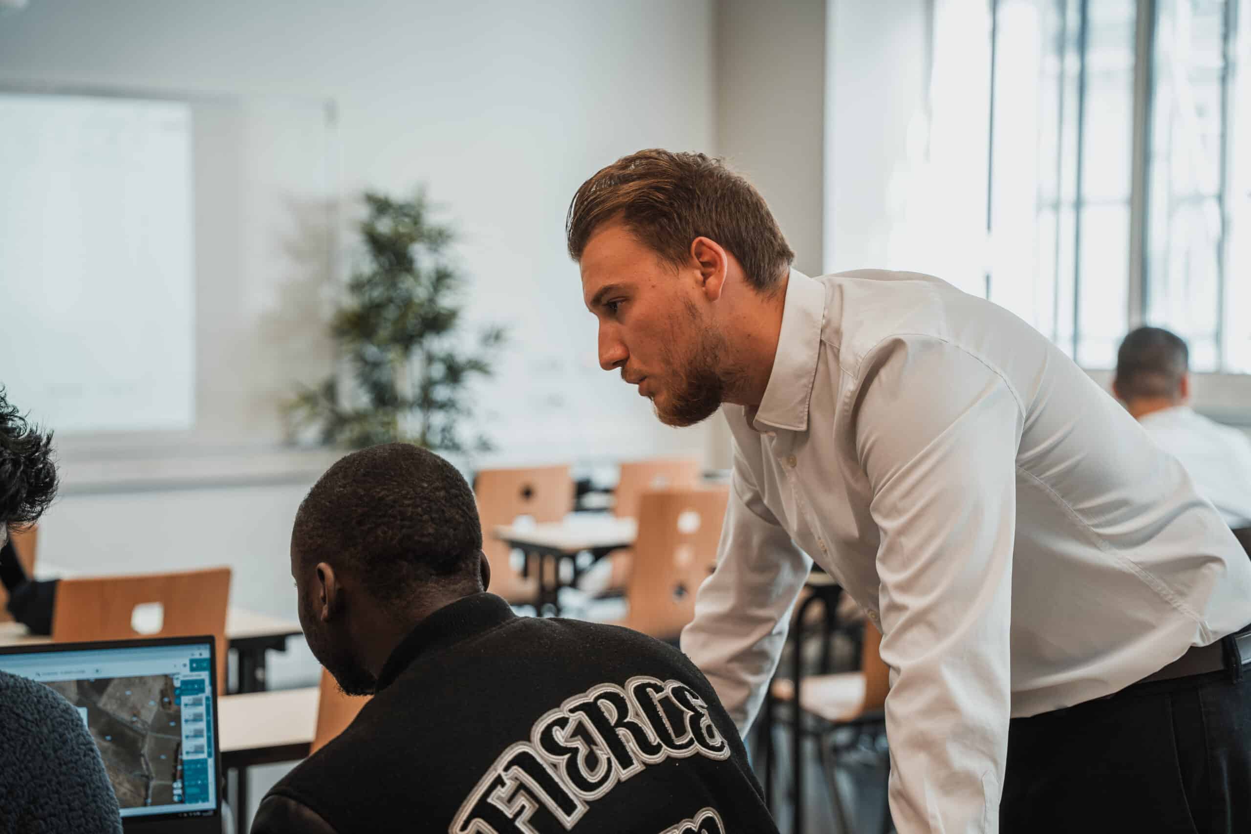 Professionnels présentant des projets de déploiement photovoltaïque en France à des étudiants