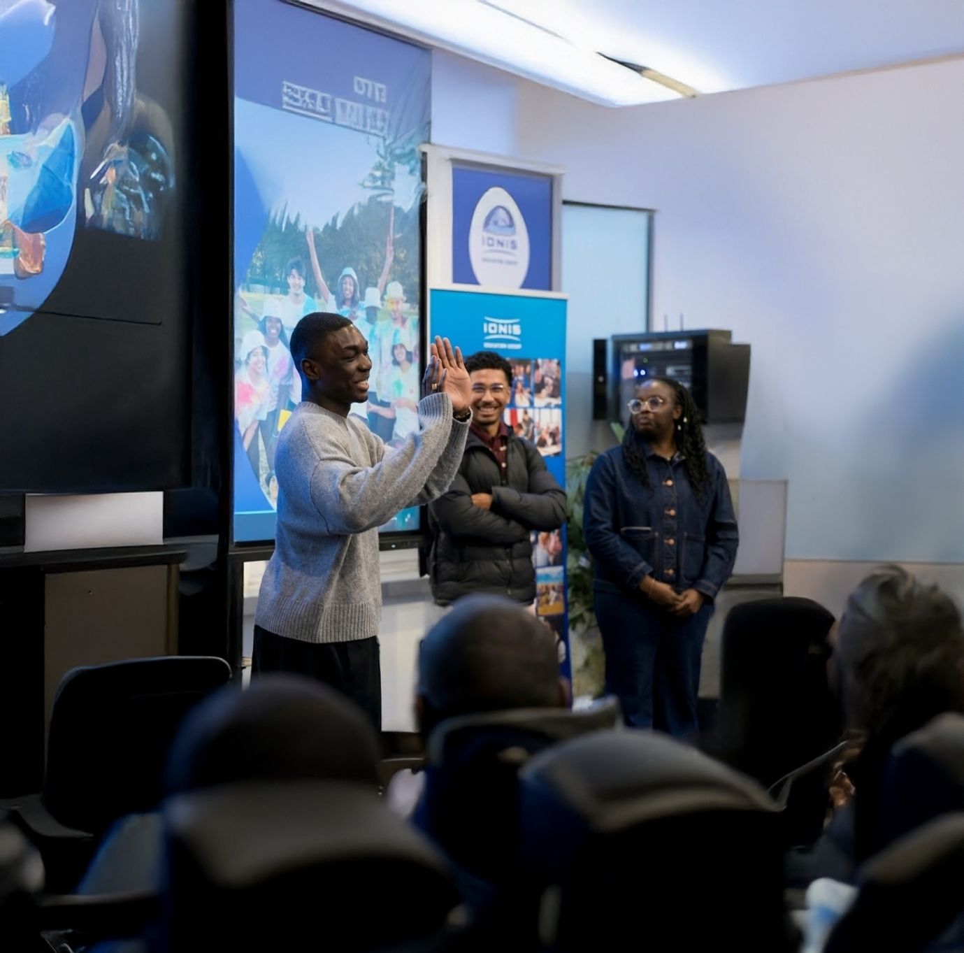 Étudiants présentant le Bureau des Étudiants aux nouveaux arrivants à Ionis-STM