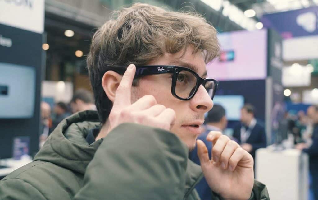 Étudiant testant des lunettes de réalité augmentée lors d’un salon professionnel illustrant l’apprentissage dans des environnements innovants